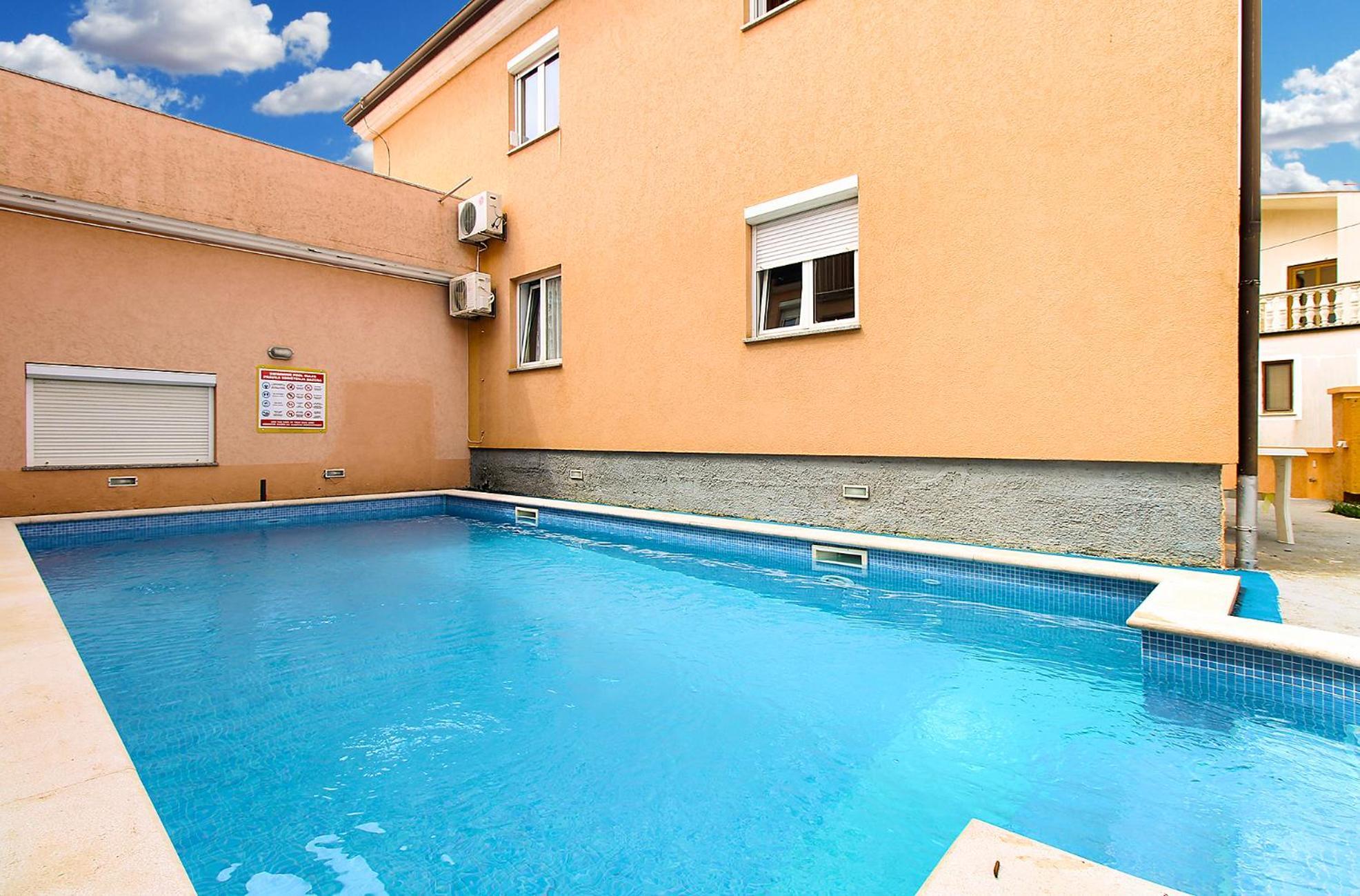 Apartments Edin 1359 Peroj Exterior photo