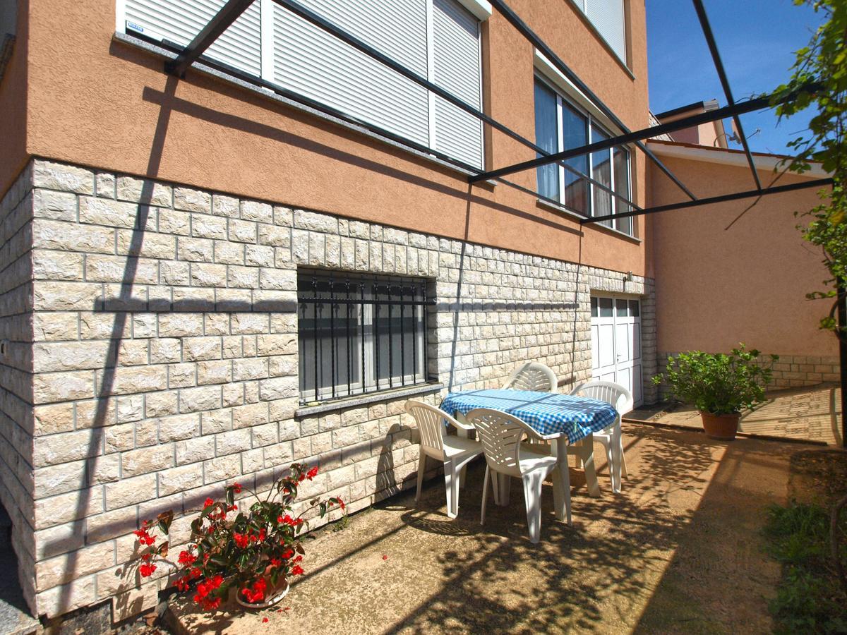 Apartments Edin 1359 Peroj Exterior photo
